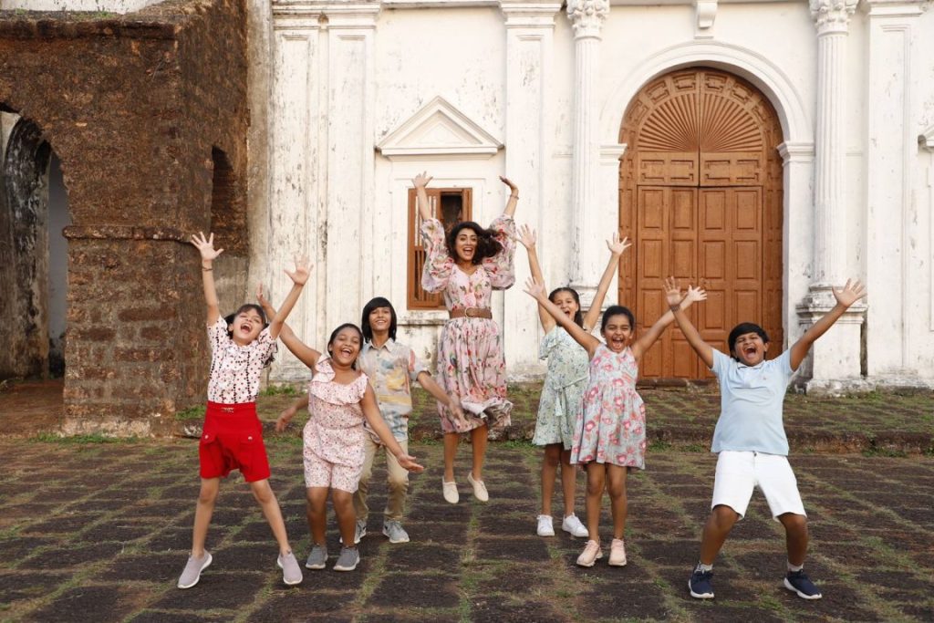 This heart-warming 11-song musical is about how the prevailing Indian education system and parents put pressure on children to be competitive in their “studies, thereby leaving no time for art and culture. At this background, two music and drama teachers Mary and Manoj struggle to put up “The Sound of Music”.